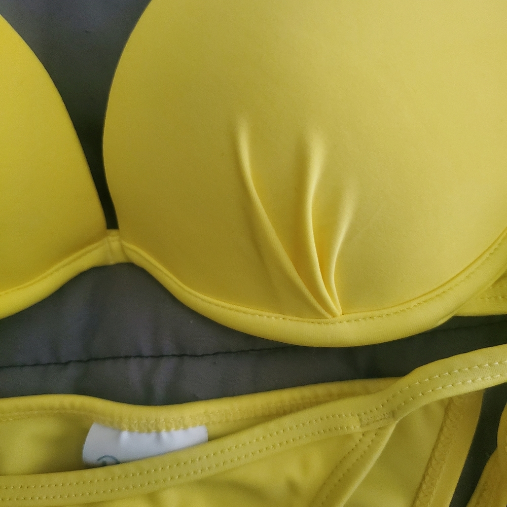 Yellow bikini - Picture 6 of 7